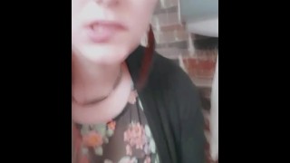 Hôtesse excitée au restaurant public 7