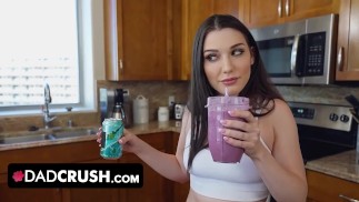 Dad Crush - Fitness Babe motiva seu padrasto preguiçoso a viver mais saudável com sua buceta Juicy