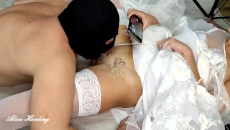 痴女花嫁は、5人のファッカーの後に彼女の寝取られた夫に彼女の猫から精液をなめさせます