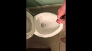 在厕所里撒尿很久。