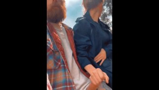 従順な友人は再び別の公共の公園で私を中出しさせます!