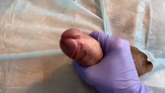 Verpleegster helpt een handje bij een spermadonatie