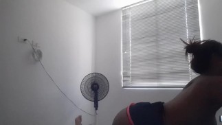 Kohout mého nevlastního bratrance mě hodně vzrušuje