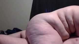 Ein BBW in einem Hotelzimmer essen