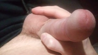 Homme se branlant et gémissant