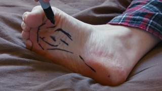 Śliczne Męskie Stopy Łaskotane Sharpie
