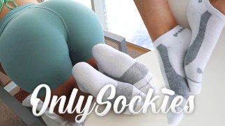 Blondie en short de yoga me donne un footjob