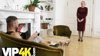 MATURE4K. Urokliwy chłopak spotyka się z seksowną dojrzałą kobietą w pończochach