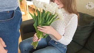 Gaf haar bloemen en was niet meer maagd, creampied tiener na seks met pijpbeurt