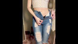 Süßes Mädchen probiert Jeans für dich an, kannst du durchhalten?
