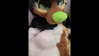 Uchechtne Cums Ve Fursuitu, Zatímco Charlie Pomáhá