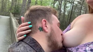 Saugen Sie die Brustwarze meines Verlobten im Park 