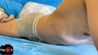 Man humpt bed terwijl hij vies praat en kreunt totdat hij in ondergoed klaarkomt - fap2it
