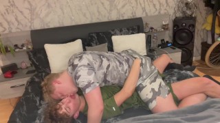 Hot koppel 69 totdat beide in elkaars mond klaarkomen 