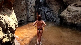 外でのセックス!滝でクソ