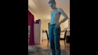 Tirando a roupa e brincando com meu lindo pau 