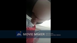Сексуальный транссексуал играет с анальными бусами под одеждой