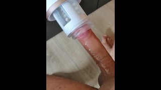 Krachtige pijpmachine zuigt me zo hard dat ik het niet kan laten om klaar te komen