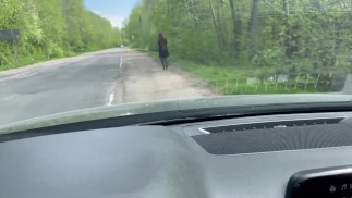 私は道で美しい売春婦を借りた。車の中で彼女を犯し、彼女の中で中出ししました。DanaKiss