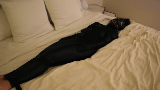 Gebunden in Latex Kapuze mit Sperma tropfend
