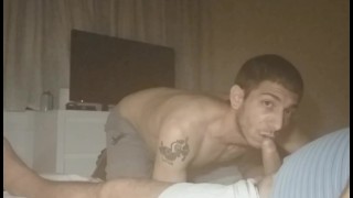 Chupando meu padrasto pau enquanto ele está