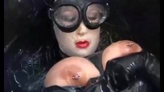 Meisje met grote borsten ingekapseld in zwart rubber latex catsuit geniet van emmer met hete sperma - deel 2