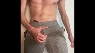 穿着灰色运动裤的大鸡巴