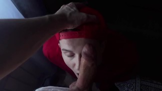 操了一个英俊可爱的家伙，在他紧绷的肛门里有一个大鸡巴