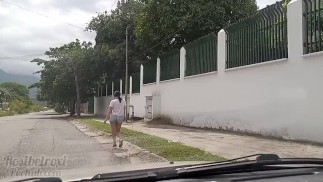 Potkávám svou bohatou sousedku a svezu ji!! nečekaný konec.