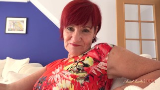 Aunt Judy's XXX-あなたの64歳の巨乳ステップおばさんMrs。Lindaは汚い雑誌(POV)であなたを捕まえます