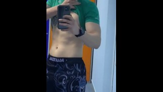Je me caresse dans le vestiaire de la salle de sport