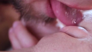 GROS PLAN LÉCHER LA CHATTE. Cunnilingus parfait et orgasme féminin fort