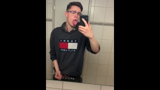 イケメンは公衆トイレでけいれん