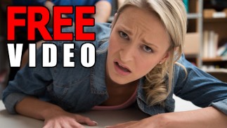 Shoplyfter - La bionda magra Emma Hix dà la sua figa all'agente di sicurezza per tirarsi fuori dai guai