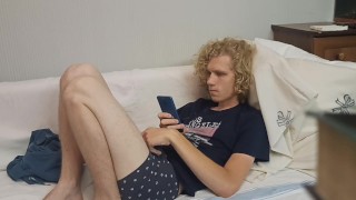 Cute jongen kijkt porno, masturbeert en komt klaar op zijn gezicht