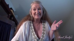 Ciocia Judy - Twoja 61-letnia cycata macocha GILF Maggie daje ci ręczną robotę (POV)