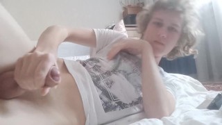 słodki chłopak ogląda porno i pieści się pt1