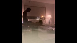 Pokojówka w hotelu Atlanta zapewnia dodatkową obsługę pokoju