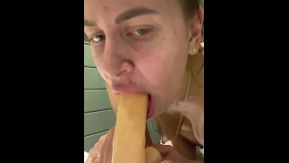 Déshabillée dans les toilettes du restaurant et a commencé à se baiser avec un gode