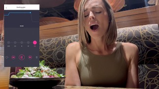 Cumming twardy w publicznej restauracji ze zdalnie sterowanym wibratorem?