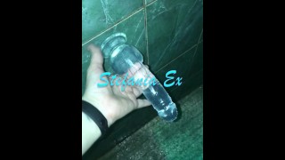 我用橡胶公鸡洗澡