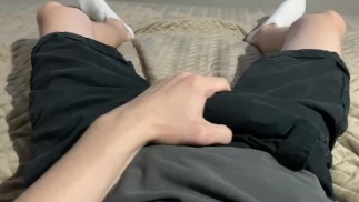 POV teen se masturba suavemente su polla a través de los pantalones