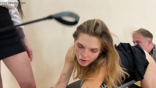 支配的な女性教師の順序で舐めているお尻のために固定された混合性奴隷Sofi- LezdomとFemd