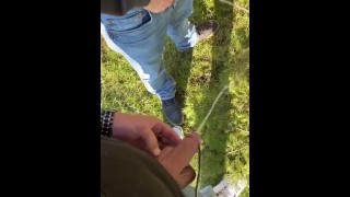 Zostaliśmy przyłapani na sikaniu w miejscu publicznym