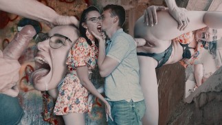Fantôme étranger appelé à baiser en public dans une maison abandonnée