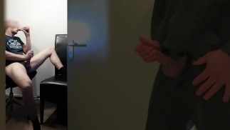 współlokator przyłapany na masturbacji podczas penetracji odbytu i oglądania gejowskiego porno