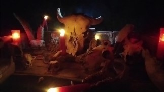 ハゲのプシーコは自慰行為をします。BDSMプレイ。ハンドコフ。ギャグボール。よだれ垂れ流し唾液暗い雰囲気。キャンドルライト。