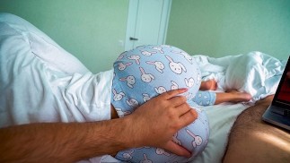 belle soeur se réveille et aide son demi-frère à jouir pendant qu’il regarde du porno