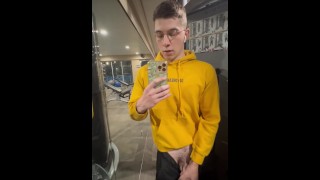 lindo twink chico corre en público gimnasio