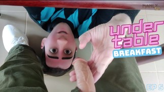 STEP GAY DAD - COLAZIONE SOTTOTAVOLA - MAMME AL PIANO DI SOTTO E PATRIGNO HA FAME DOVREI AIUTARLO A DARGLI DA MANGIARE?